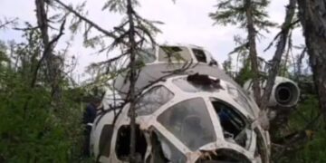 Ζωντανοί ένας επιβάτης και οι δύο πιλότοι μικρού αεροπλάνου που έκανε αναγκαστική προσγείωση σε δάσος