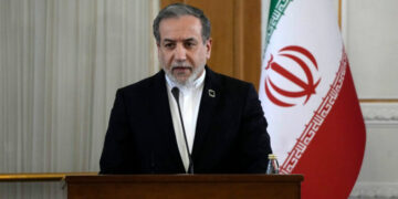 Αμπάς Αραγτσί: «Θα σταματήσουμε τις επιθέσεις εάν το Ισραήλ τερματίσει τους βομβαρδισμούς