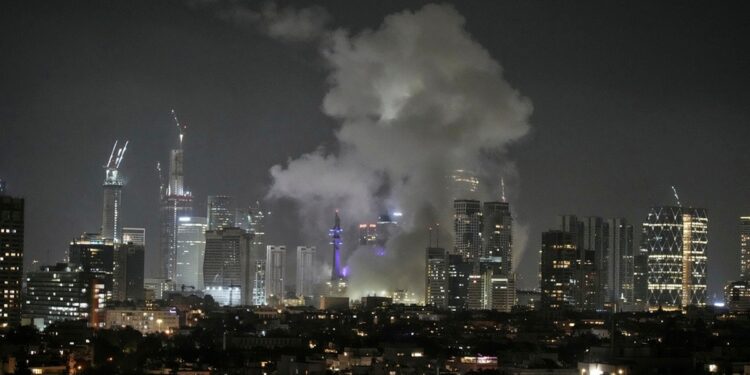 Αναφορές για έναν νεκρό και πάνω από 40 τραυματίες από την επίθεση του Ιράν στο Ισραήλ