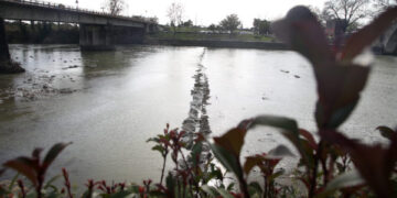 Διασωληνωμένα τα δύο παιδιά που ανασύρθηκαν από τον ποταμό Άραχθο