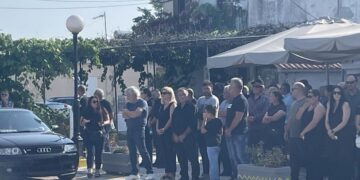 Άρτα: Ράγισαν καρδιές στο τελευταίο «αντίο» στον 14χρονο Σπύρο που πνίγηκε στον Άραχθο – Τραγικές φιγούρες οι γονείς του