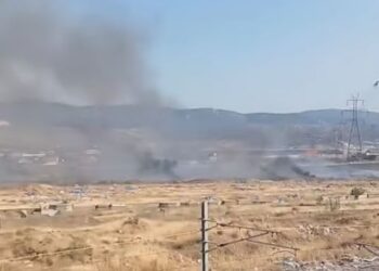 Σε πλήρη εξέλιξη η φωτιά σε χαμηλή βλάστηση στον Ασπρόπυργο – «Σηκώθηκαν» 2 αεροσκάφη και 2 ελικόπτερα