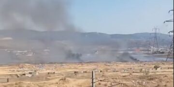 Σε πλήρη εξέλιξη η φωτιά σε χαμηλή βλάστηση στον Ασπρόπυργο – «Σηκώθηκαν» 2 αεροσκάφη και 2 ελικόπτερα