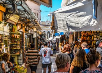 Εκτοξεύθηκαν οι δηλωθείσες υπερωρίες τον Απρίλιο – Αύξηση 1.105% στον τουρισμό