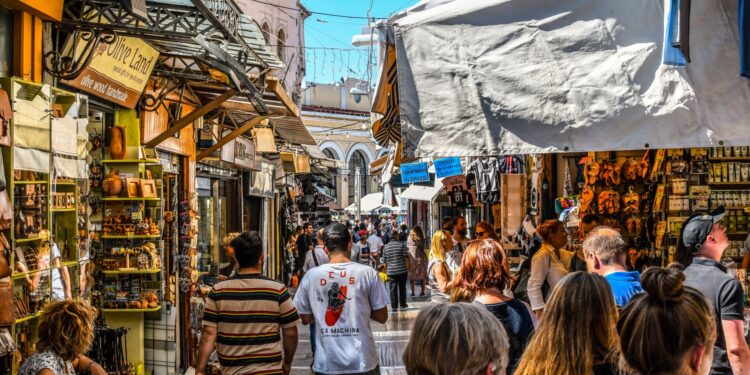 Εκτοξεύθηκαν οι δηλωθείσες υπερωρίες τον Απρίλιο – Αύξηση 1.105% στον τουρισμό