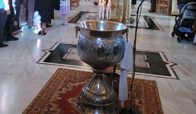 Χαμός σε βάπτιση στην Παλλήνη: Πιάστηκαν στα χέρια η μητέρα και η νονά