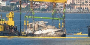 Bayesian: Τα συνεργεία έφεραν στην επιφάνεια το μοιραίο γιοτ που βυθίστηκε στην Σικελία