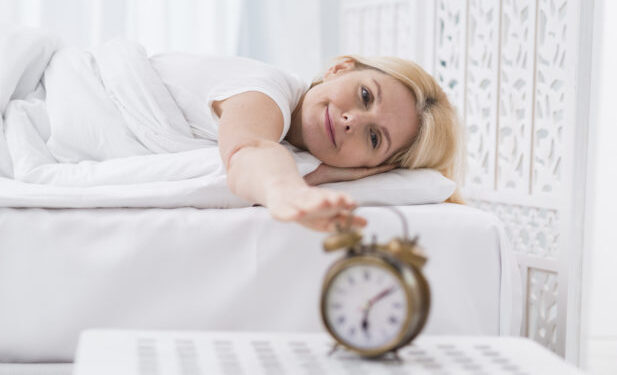 H καλύτερη ώρα για να ρυθμίσετε το ξυπνητήρι σας και να αποφύγετε την αναβολή στο πρωινό ξύπνημα, σύμφωνα με ειδικό