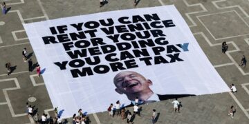 Βενετία: «Θύελλα» διαμαρτυριών για τον υπερπολυτελή γάμο του Μπέζος