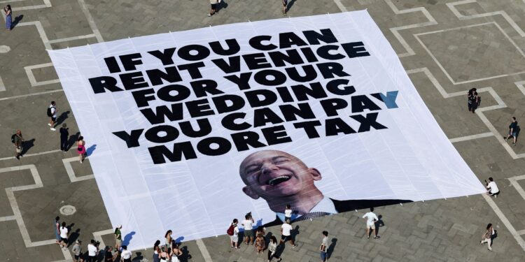 Βενετία: «Θύελλα» διαμαρτυριών για τον υπερπολυτελή γάμο του Μπέζος