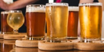 Συνελήφθη 23χρονη υπεύθυνη καταστήματος επειδή επέτρεψε κατανάλωση αλκοόλ από ανήλικη