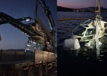 Βουλιαγμένη: Καρέ-καρέ η ανέλκυση του ελικοπτέρου από το Λιμενικό