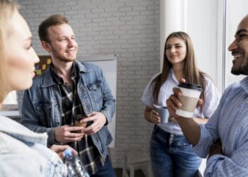 Οι άνθρωποι που αποφεύγουν να μιλούν για τον εαυτό τους, συνήθως είχαν αυτές τις 8 εμπειρίες στην παιδική ηλικία