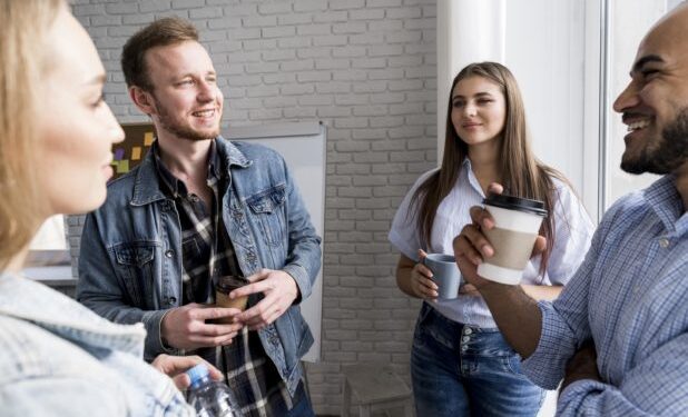 Οι άνθρωποι που αποφεύγουν να μιλούν για τον εαυτό τους, συνήθως είχαν αυτές τις 8 εμπειρίες στην παιδική ηλικία