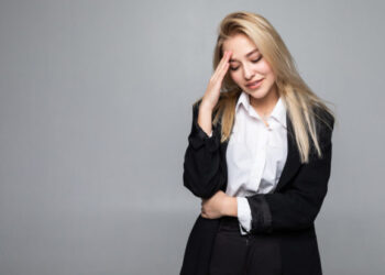 Οι γυναίκες που μεγάλωσαν με μια ψυχρή και απόμακρη μητέρα, συχνά διαθέτουν αυτά τα 8 χαρακτηριστικά χωρίς να το συνειδητοποιούν