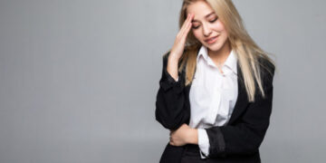 Οι γυναίκες που μεγάλωσαν με μια ψυχρή και απόμακρη μητέρα, συχνά διαθέτουν αυτά τα 8 χαρακτηριστικά χωρίς να το συνειδητοποιούν