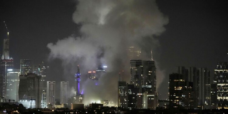 Το Ιράν ενεργοποιεί την αεράμυνα πάνω από την Τεχεράνη για να αναχαιτίσει έναν ακόμη γύρο ισραηλινών επιθέσεων