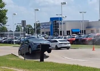 ΗΠΑ: Αυτοκίνητο «απογειώθηκε» λόγω παραμόρφωσης του οδοστρώματος λόγω καύσωνα