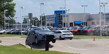 ΗΠΑ: Αυτοκίνητο «απογειώθηκε» λόγω παραμόρφωσης του οδοστρώματος λόγω καύσωνα