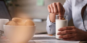 Οι 2 τρόποι για να διαχειριστείτε τα ενοχλητικά συμπτώματα, σύμφωνα με γιατρό