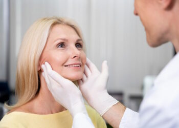 «Είμαι γιατρός και ειδικός στην αντιγήρανση και αυτή η θέση όταν κοιμάστε βοηθάει στην πρόληψη των ρυτίδων»