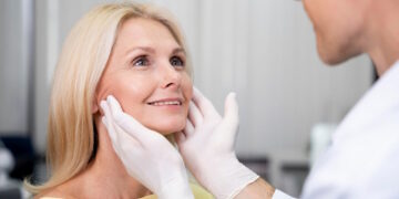 «Είμαι γιατρός και ειδικός στην αντιγήρανση και αυτή η θέση όταν κοιμάστε βοηθάει στην πρόληψη των ρυτίδων»