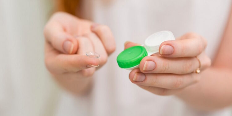 Ύπνος με φακούς επαφής: Ειδικός προειδοποιεί για τους πιθανούς κινδύνους αυτής της συνήθειας