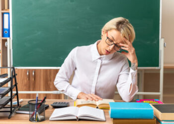 Κατηγορεί τους γονείς της επειδή έγινε δασκάλα