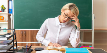 Κατηγορεί τους γονείς της επειδή έγινε δασκάλα