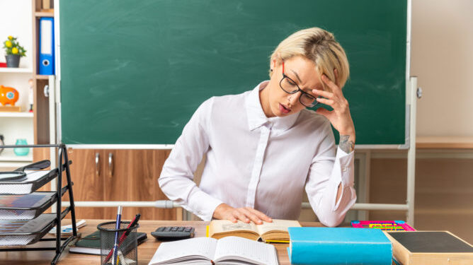 Κατηγορεί τους γονείς της επειδή έγινε δασκάλα