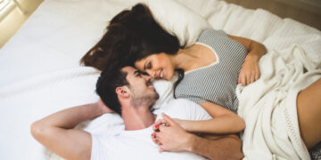 Ένας άνδρας εξηγεί γιατί δεν κοιμάται στο ίδιο κρεβάτι με την σύντροφό του – «Ροχαλητό, ξεσκέπασμα, στρίμωγμα