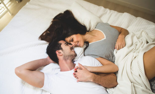 Ένας άνδρας εξηγεί γιατί δεν κοιμάται στο ίδιο κρεβάτι με την σύντροφό του – «Ροχαλητό, ξεσκέπασμα, στρίμωγμα