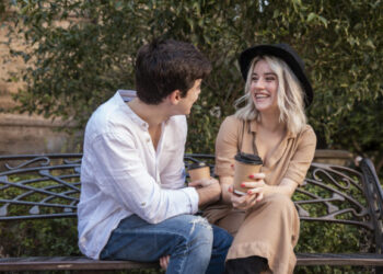 Τα 8 σημάδια που μαρτυρούν ότι ένας άνδρας σας θέλει πολύ, αλλά προσπαθεί να το κρύψει