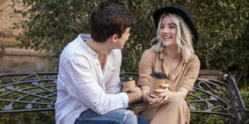 Τα 8 σημάδια που μαρτυρούν ότι ένας άνδρας σας θέλει πολύ, αλλά προσπαθεί να το κρύψει