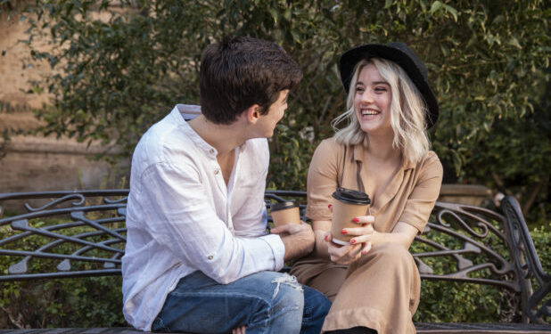 Τα 8 σημάδια που μαρτυρούν ότι ένας άνδρας σας θέλει πολύ, αλλά προσπαθεί να το κρύψει