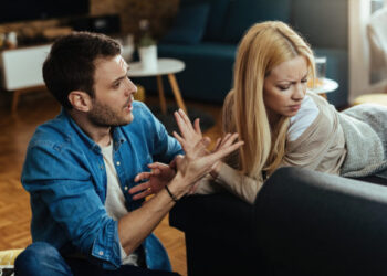 Τα 8 προειδοποιητικά σημάδια που μαρτυρούν ότι κάποιος υποκρίνεται σε μία σχέση