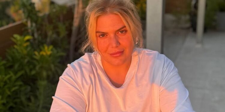 Δανάη Μπάρκα: Οι βουτιές στην πισίνα πριν από την θεατρική της πρεμιέρα