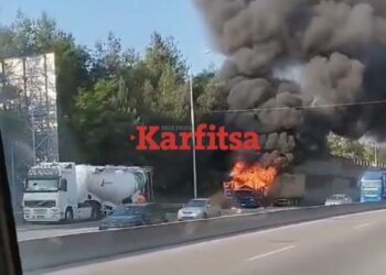 Θεσσαλονίκη: Νταλίκα τυλίχθηκε στις φλόγες στο Δερβένι