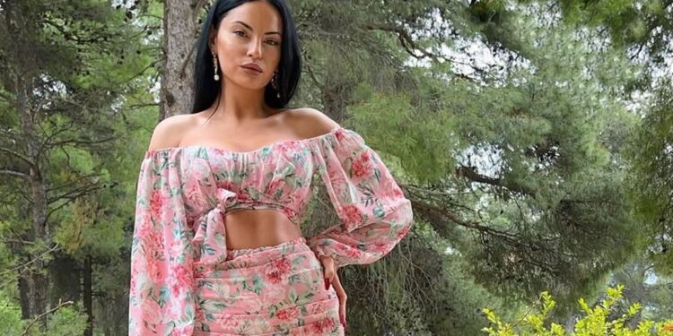 Δήμητρα Αλεξανδράκη: Ποζάρει topless στην πισίνα