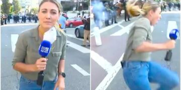 Η στιγμή που αστυνομικοί χτυπούν με πλαστική σφαίρα δημοσιογράφο που κάλυπτε τις διαδηλώσεις στο Λος Άντζελες