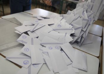 Δημοσκόπηση GPO: Ανοίγει την «ψαλίδα» η ΝΔ – Μάχη για δύο η δεύτερη θέση