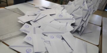 Δημοσκόπηση GPO: Ανοίγει την «ψαλίδα» η ΝΔ – Μάχη για δύο η δεύτερη θέση