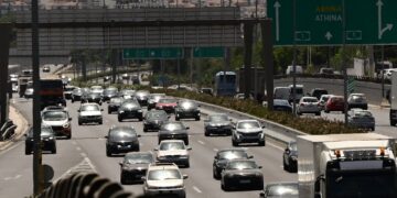 Ομαλοποιήθηκε η κίνηση στις εθνικές οδούς – 155.000 οχήματα έφυγαν από την Αττική