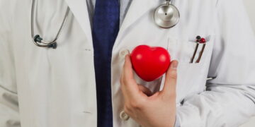 Οι 3 πιθανοί κίνδυνοι για την υγεία της καρδιάς που δεν πρέπει να αγνοήσετε, σύμφωνα με γιατρό
