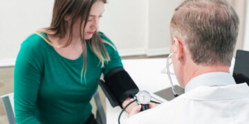 3 φυσικοί τρόποι για να την μειώσετε μέσα σε λίγες εβδομάδες, σύμφωνα με ειδικό