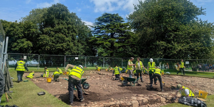 Ερασιτέχνες αρχαιολόγοι ανακάλυψαν τα θεμέλια ενός κάστρου του 17ου αιώνα και τεχνουργήματα 6.000 ετών