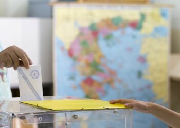 Δημοσκόπηση Interview: Διψήφιο προβάδισμα Ν.Δ., 4η η Πλεύση Ελευθερίας