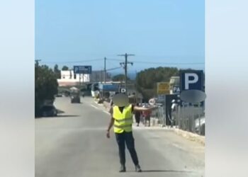 Κρήτη: Αστυνομικοί υποδύθηκαν τους πελάτες και έστησαν παγίδα στους κράχτες των πάρκινγκ στο Ελαφονήσι