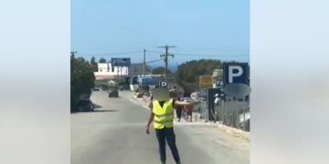 Κρήτη: Αστυνομικοί υποδύθηκαν τους πελάτες και έστησαν παγίδα στους κράχτες των πάρκινγκ στο Ελαφονήσι