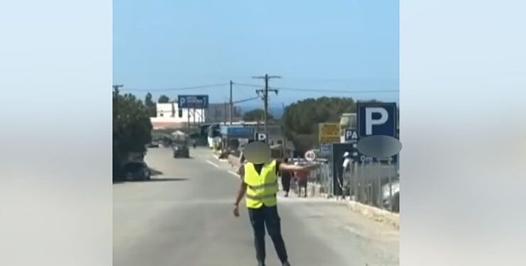 Κρήτη: Αστυνομικοί υποδύθηκαν τους πελάτες και έστησαν παγίδα στους κράχτες των πάρκινγκ στο Ελαφονήσι